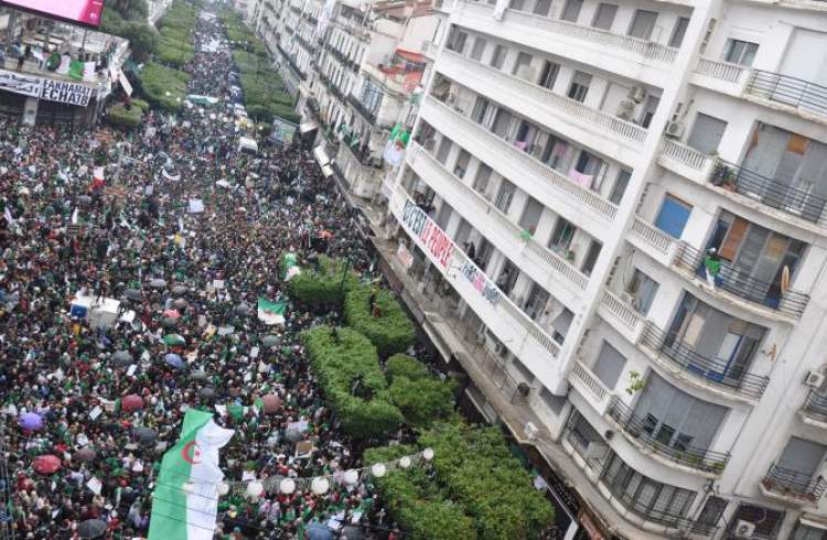 مردم الجزایر خواستار برکناری وفاداران رئیس جمهور مستعفی شدند