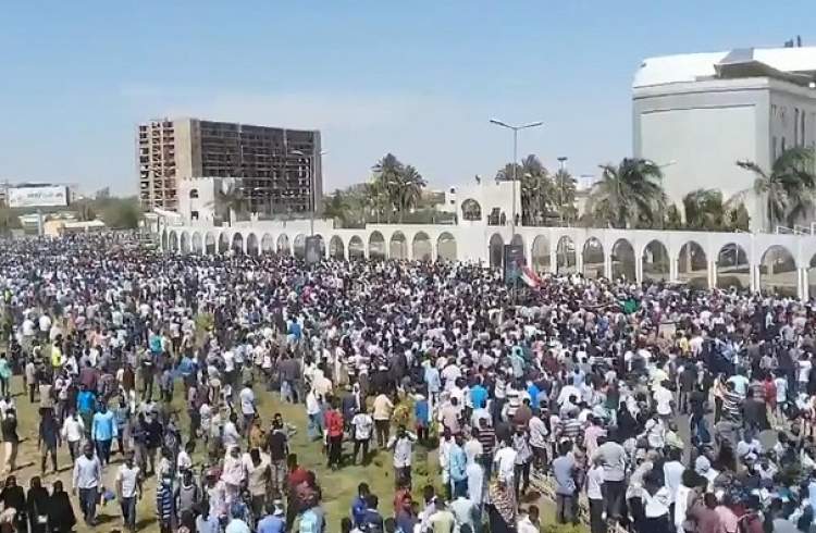 مردم سودان خواستار حمایت ارتش و انتقال آرام قدرت در سودان شدند